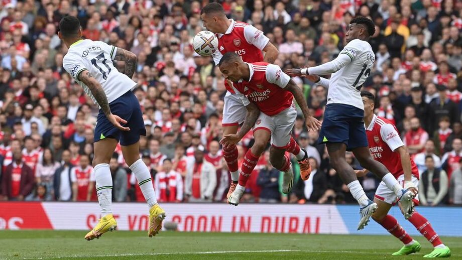 Arsenal supera Tottenham e mantém-se na liderança da Premier League