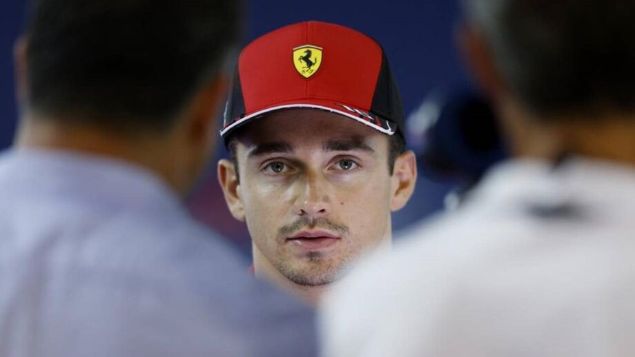 Leclerc sai da pole em Singapura e Verstappen irrita-se com a equipa: «F...-se, que estão a fazer?»