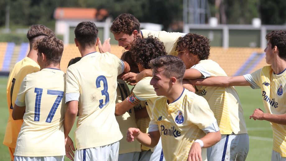 Equipa médica do FC Porto em sub-17 recebe cartão branco