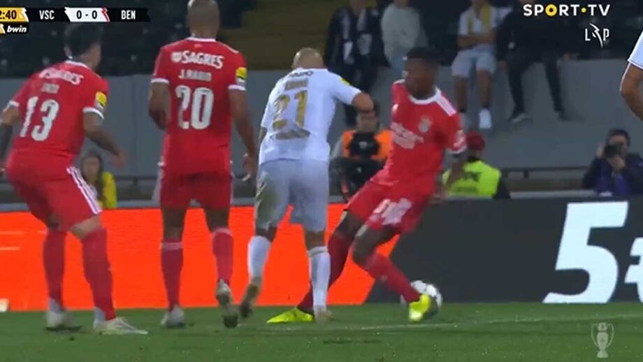 André André caiu na área do Benfica em lance com Florentino: árbitro mandou seguir