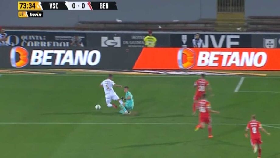 V. Guimarães-Benfica: árbitro consultou as imagens e reverteu penálti a favor dos minhotos