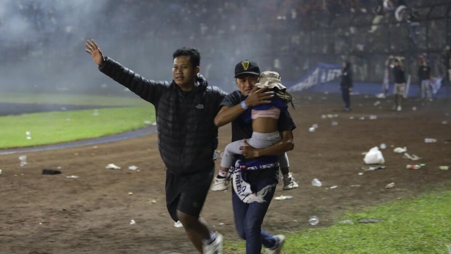 Futebol de luto com tragédia na Indonésia: as imagens que comovem o mundo