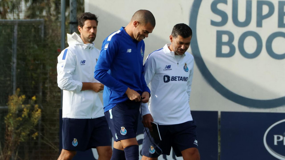Conceição e Pepe em diálogo antes do treino