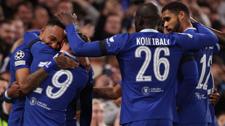 Chelsea bate AC Milan e reentra na discussão