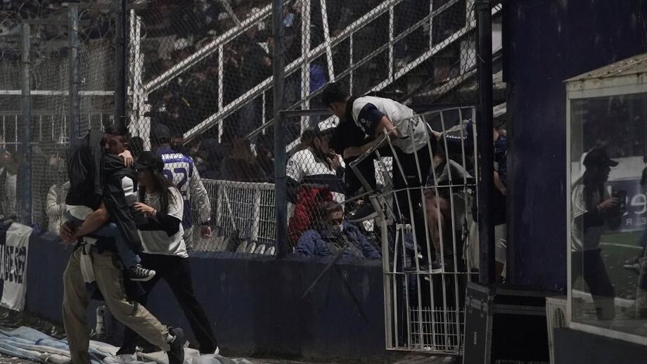 Adepto morre em graves confrontos durante jogo entre Gimnasia e Boca Juniors