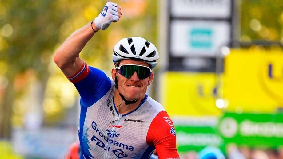 Arnaud Démare vence Paris-Tours, na despedida de Philippe Gilbert