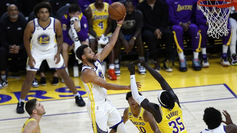 Warriors arrancaram defesa do título da NBA com triunfo sobre os Lakers