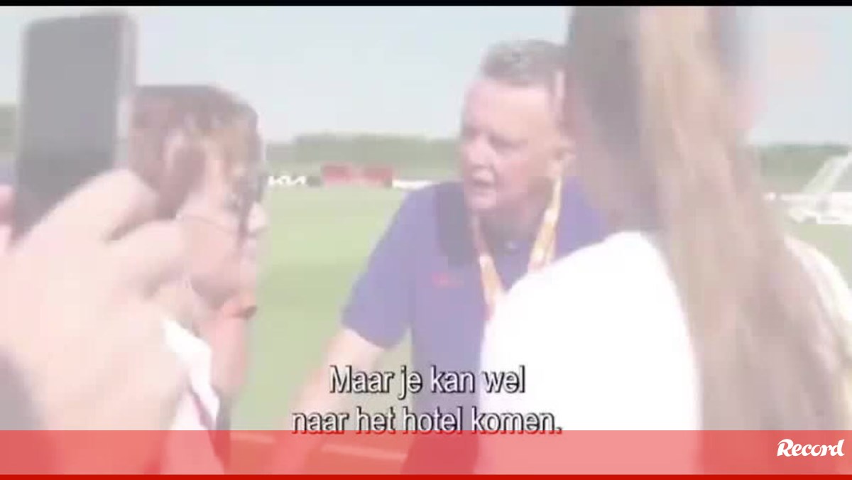 Vem para o meu quarto de hotel para fazermos sexo» a proposta de Van Gaal à mulher antes do treino da Holanda - Vídeos