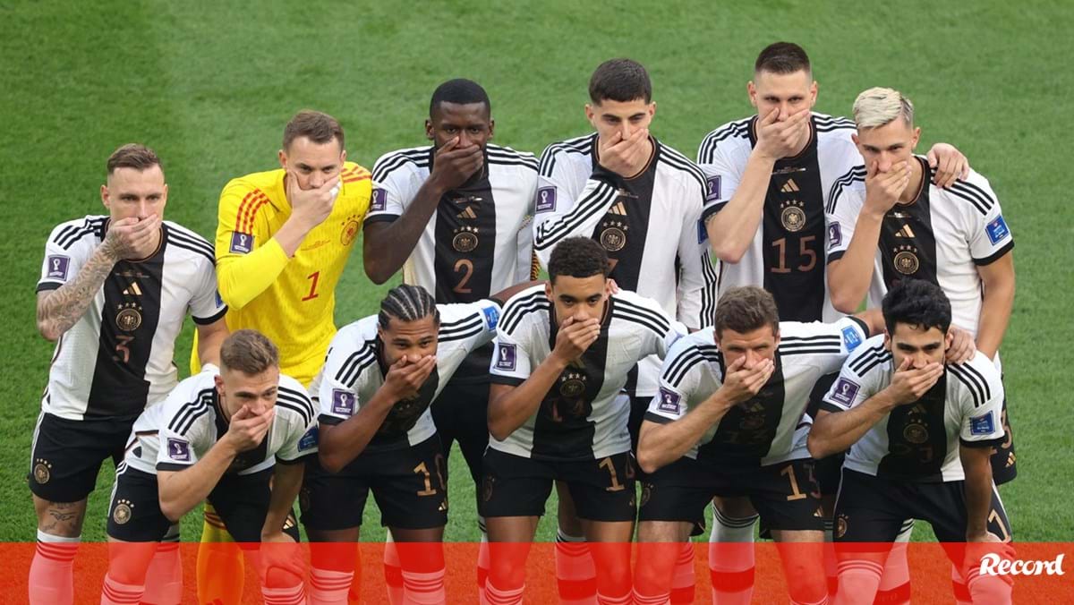 Der DFB illustriert den Protest auf einem Foto der Elf vor dem Spiel Japan – Deutschland
