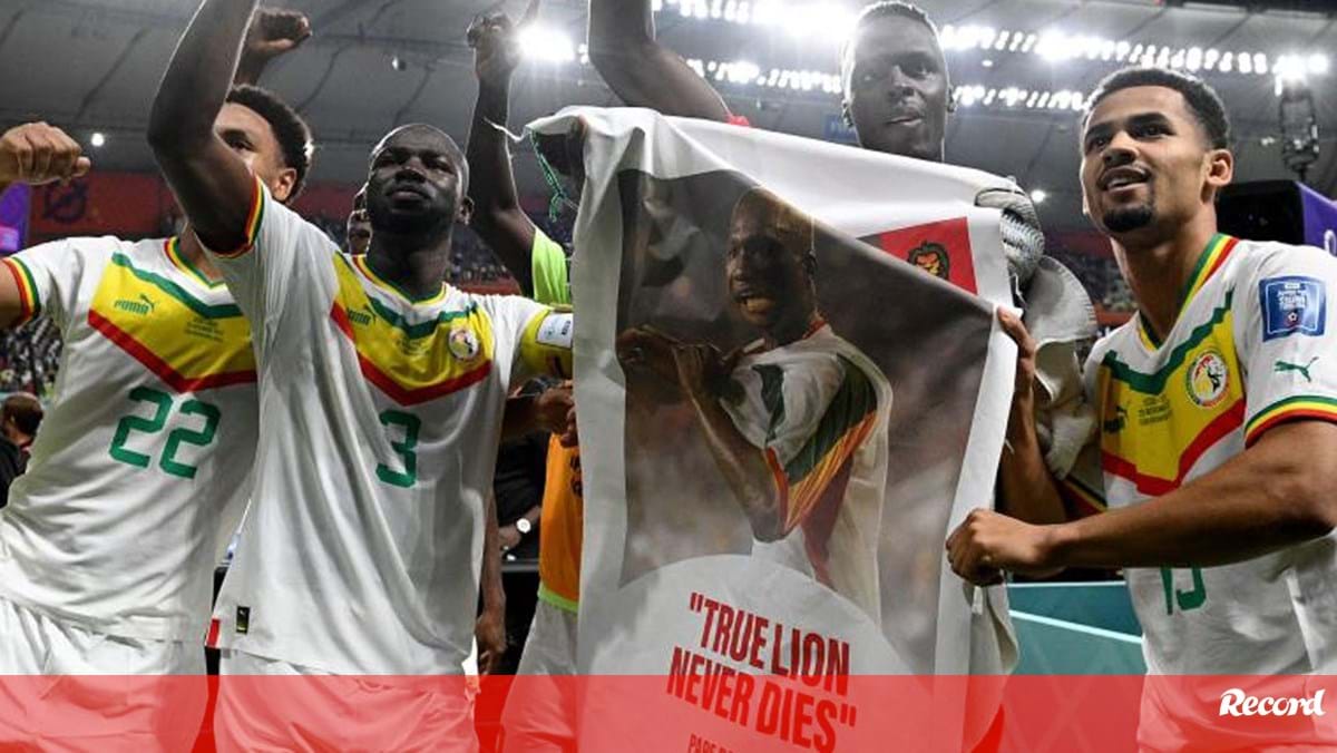 Torcida e jogadores de Senegal fazem homenagem a Papa Bouba Diop