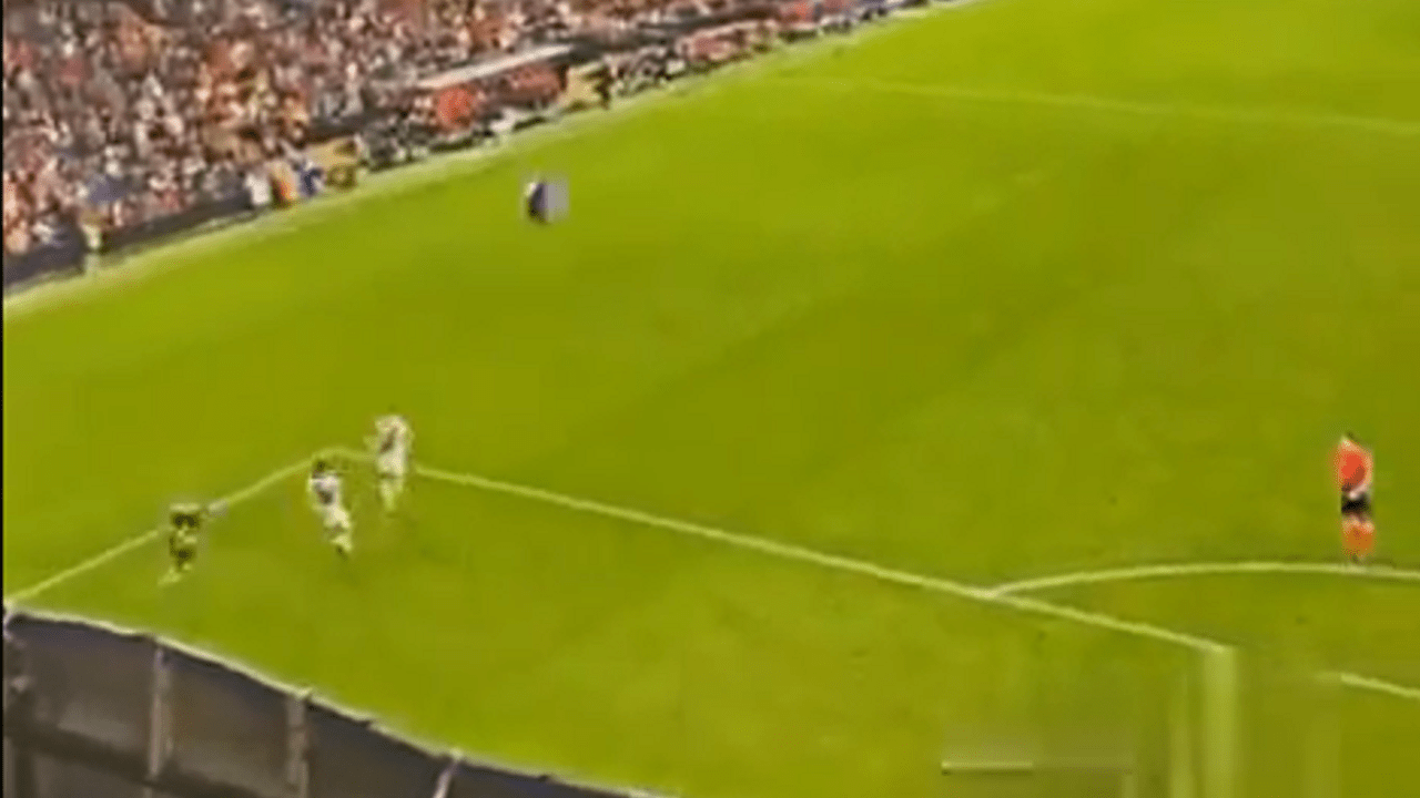 Jogador do Real Madrid isola chute e bola acerta janela; assista