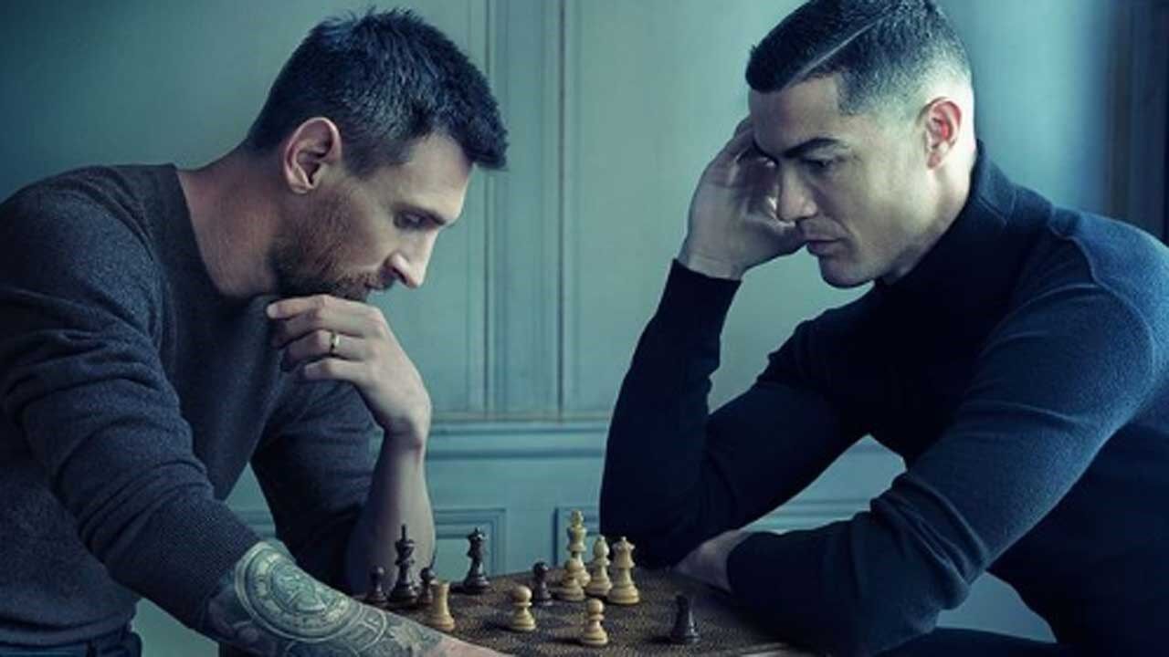 A imagem de Cristiano Ronaldo e Messi a jogarem xadrez um contra o