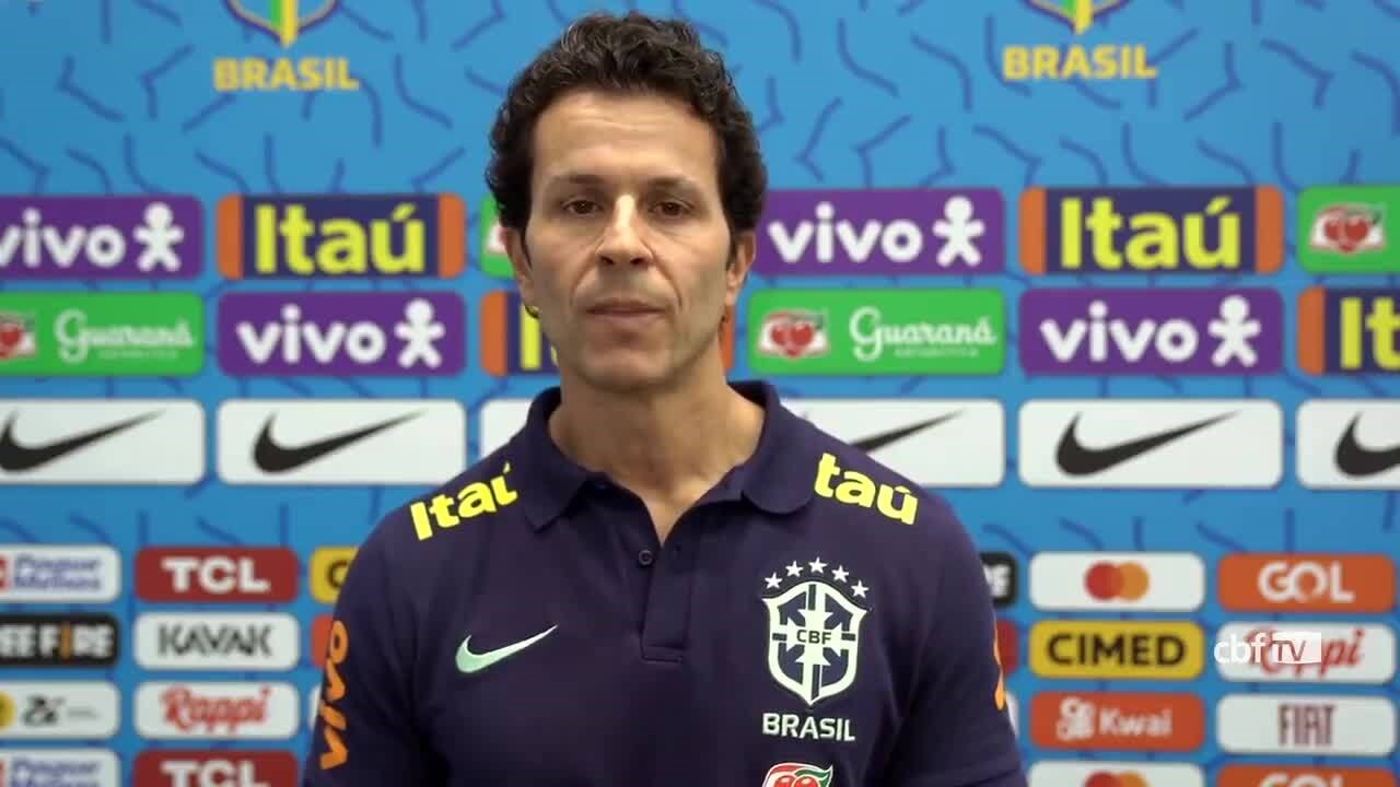 Lateral da Seleção, Danilo diz que verdadeiros heróis do Brasil estão nas  salas de aula e nos hospitais