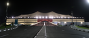 A vista exterior do estádio Al Bayt à noite