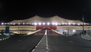 A vista exterior do estádio Al Bayt à noite