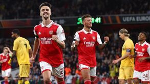 Um treinador no banco e cinco no relvado: Arsenal a postos para continuar a viver sonho