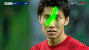 Adeptos do Sporting apontaram laser a Kamada no momento do penálti