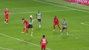 O lance da polémica em Alvalade: Coates tocou bola com a mão e árbitro marcou penálti