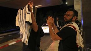 A chegada do Benfica a Haifa: quatro adeptos receberam equipa e tiveram direito a selfie com Rui Costa