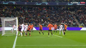 Guarda-redes do Shakhtar Donetsk fica mal na fotografia no golo de André Silva