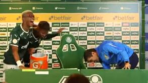 Jogadores do Palmeiras invadem conferência de imprensa e fazem isto a Abel Ferreira