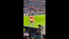 Mascote da Real Sociedad dá 'show' para as bancadas a imitar festejo de Ronaldo e adeptos respondem