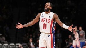 Novamente em apuros: Brooklyn Nets afastam Kyrie Irving após publicação antissemita