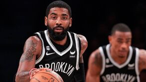 Kyrie Irving continua em espiral de loucura: Terra plana, anti-vacinas e ataque aos judeus