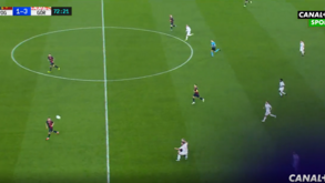 Lukas Podolski faz um dos golos da carreira aos 37 anos: atirou a contar antes do meio-campo na Polónia!