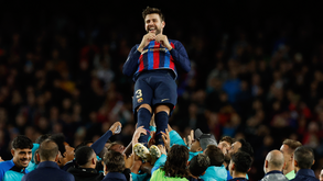Festa e emoção no adeus a Piqué