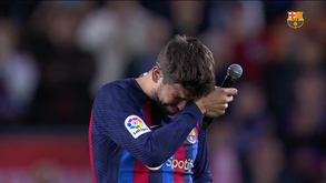 «Nasci aqui e aqui vou morrer»: As lágrimas de Piqué no adeus ao Barcelona e aos relvados