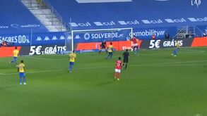 Excelente centro de Grimaldo e grande salto de Musa para o primeiro golo do Benfica na Amoreira