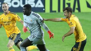 Samuel Soares, guarda-redes do Benfica B, rematou a 80 metros de distância e lance acabou em golo