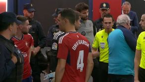 «És uma p... de uma vergonha!»: as palavras que Piqué dirigiu ao árbitro no seu último jogo