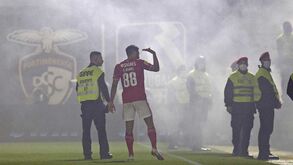 Chuva de tochas suspendeu o Portimonense-Benfica: o vídeo completo com tudo o que aconteceu