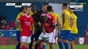 Insólito: Neres aproveitou paragem no jogo para espreitar para dentro dos seus calções