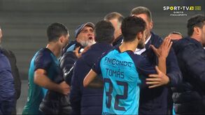 O momento em que Álvaro Pacheco foi expulso após dirigir-se ao árbitro no final do Vitória-Vizela