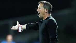 Esbracejou, gritou e até atirou garrafas de água ao chão: Schmidt sofreu junto ao relvado