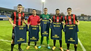 Para nunca mais esquecer: jogadores do Dumiense receberam prenda especial após jogo com o Famalicão