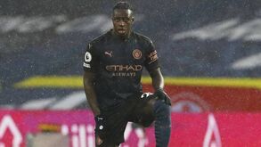 Ex-diretor do Manchester City no julgamento de Mendy: «Não acordava e chegava atrasado» 