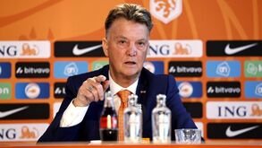 Selecionador da Holanda nota vontade de reunir com migrantes: «Olhamos para lá do futebol»