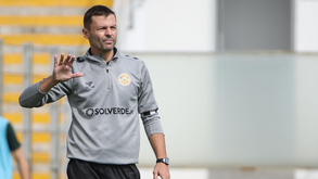 Cândido com o emblema do Nacional, em 2022/23