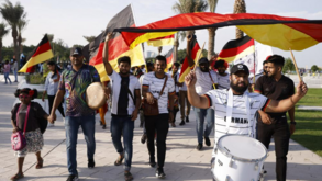 Equipados a rigor e a apoiarem um país no Qatar... que não é o seu: qataris dão suporte a Argentina, França e Brasil