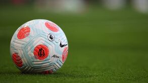 Jogadores da mesma equipa da Premier League formam casal homossexual, avança 'The Sun'