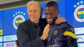 Jogador do Fenerbahçe interrompeu conferência de imprensa para se despedir de Jorge Jesus