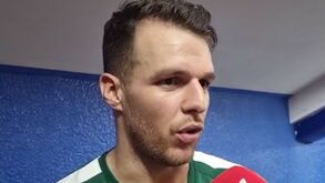 Hino cortado a meio e bandeira ao contrário: Hélder Nunes não esperava 