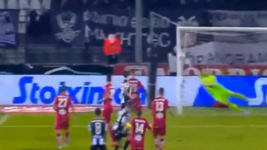 Zivkovic marcou golo pelo PAOK que deixou adversário de mãos na cabeça