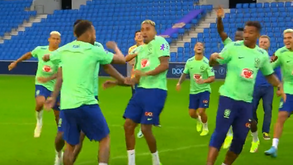 Neymar domina bola a 35 metros de altura e leva companheiros de seleção à loucura