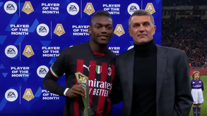 O momento em que Rafael Leão recebeu prémio de melhor jogador do mês de outubro da Serie A