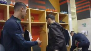 O cumprimento frio entre Cristiano Ronaldo e Bruno Fernandes na concentração da Seleção